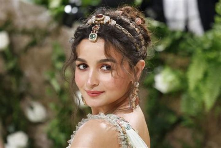 Alia Bhatt Bra Size, Age, Weight, Height, Measurements