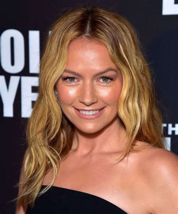 Becki Newton Bra Size, Age, Weight, Height, Measurements