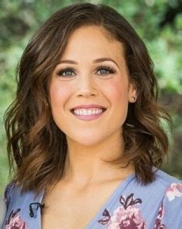 Erin Krakow Bra Size, Age, Weight, Height, Measurements