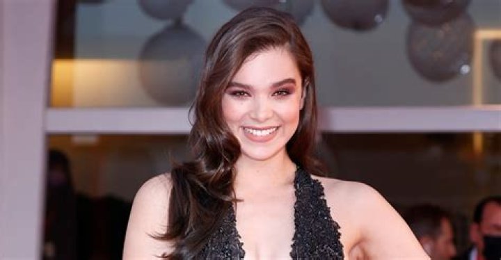 Hailee Steinfeld Shows Off Figure in Black Crop Top — Celebwell
