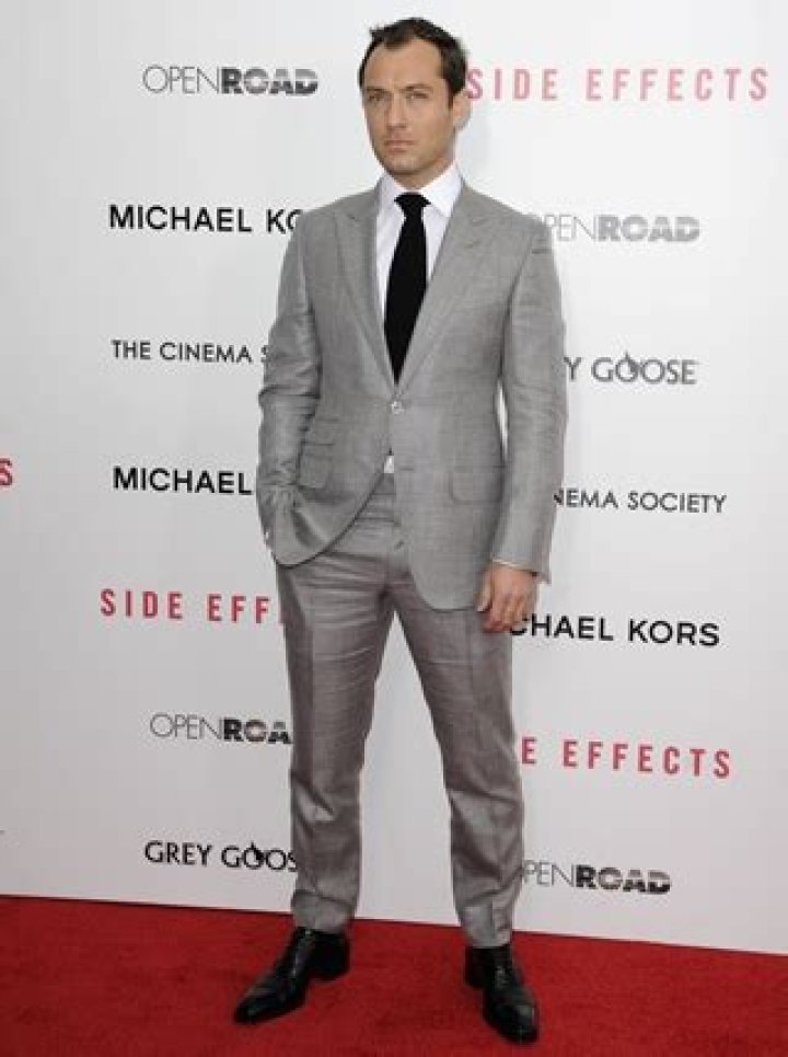 Jude Law Body Measurements Height Weight Shoe Size Vital Stats Bio