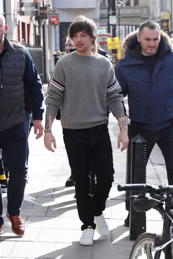 Louis Tomlinson Body Measurements Height Weight Age Shoe Size Shape Stats