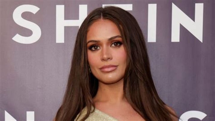 Olivia Hawkins in Bathing Suit Says "Peace" — Celebwell